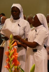 Srs Marianne (à g.) et Sr Edwige (à dr.) s'engagent définitivement comme Sœurs du Christ Rédempteur