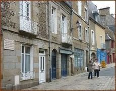 Bas de la rue de la Pinterie, quartier du château, à Fougères