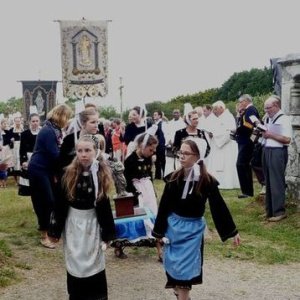 Un groupe de fillettes en costume