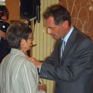 Remise de la médaille à Sr Madeleine par Mr le Maire de La Garenne-Colombes