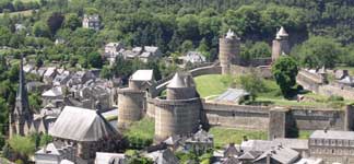 Le château de Fougères, avec l'église St Sulpice à gauche