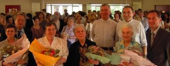 Remise de la gerbe de fleurs à chaque Religieuse